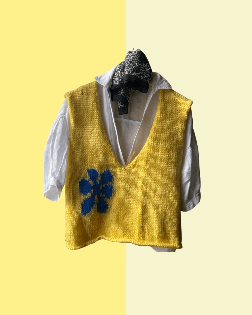 Yellow vest with blue floral motif - TWELVE YARNS