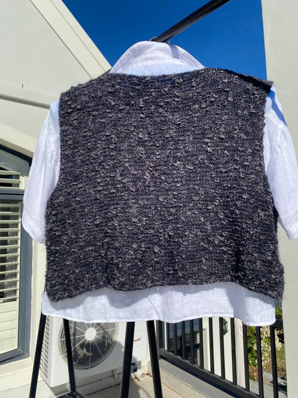 Charcoal sleeveless vest - TWELVE YARNS