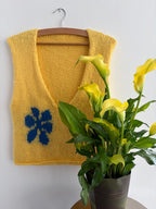 Yellow vest with blue floral motif - TWELVE YARNS