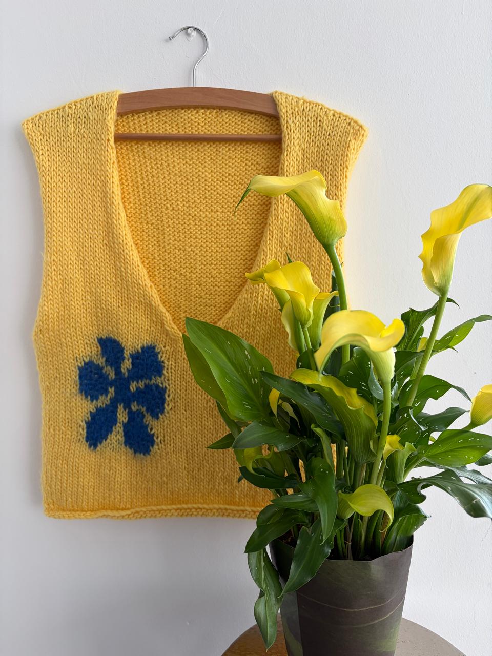 Yellow vest with blue floral motif - TWELVE YARNS