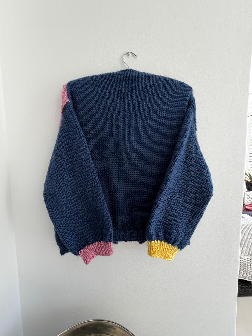 Navy cardigan with colour blocks - TWELVE YARNS