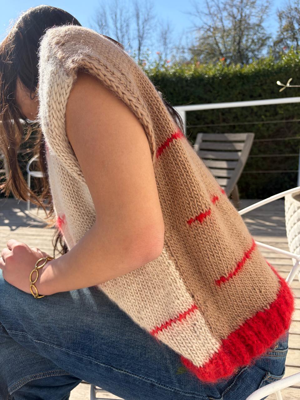 Beige vest with red dashes - TWELVE YARNS