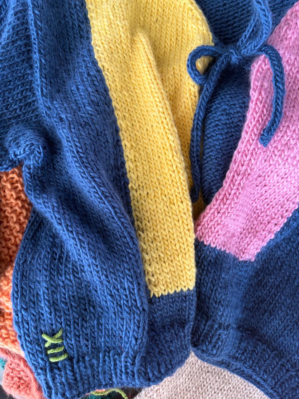 Navy cardigan with colour blocks - TWELVE YARNS